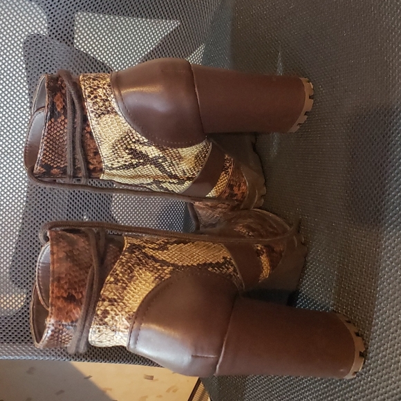 New brown and tan faux snake boots - Picture 2 of 4